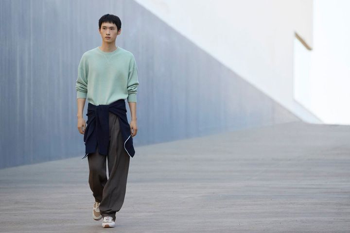 その快適さとデザイン性の高さに、毎シーズン多くのファンを集めるUNIQLO：Cの最新作。新作のほか、ニューカラーを取り入れて、冬から春先の着こなしに彩りを加えていただきたい。