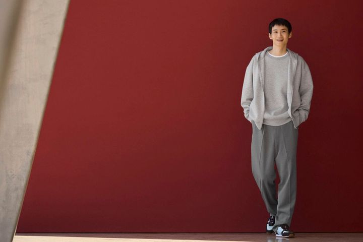 スピンドルコードをなくし、切り替えを活かしたポケットで見た目すっきりとしたミニマルな印象となっている。コットンブレンドの素材で、適度なハリとしなやかできれいな表情だ。