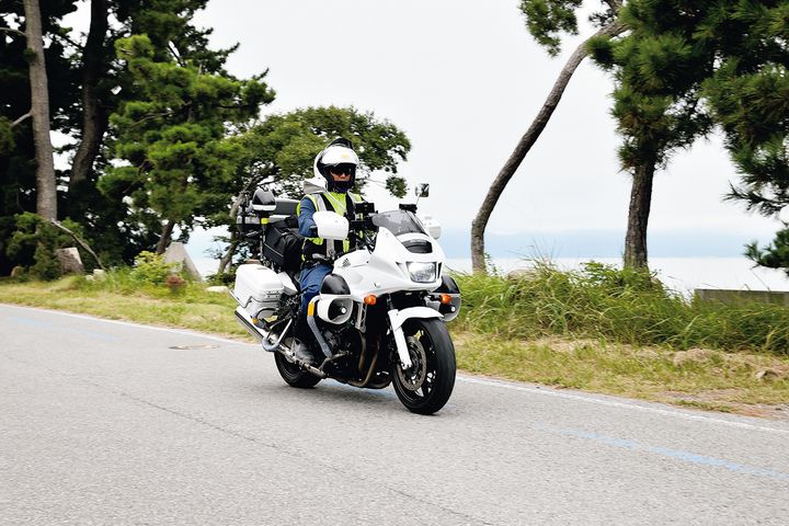 白バイ風CB1300で“防犯族”として活動守るは地域の交通安全！