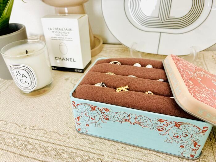 お菓子の缶が『愛おしい宝石箱』に大変身♡「なにコレ可愛すぎる！！」ゼッタイ真似したい使い道。