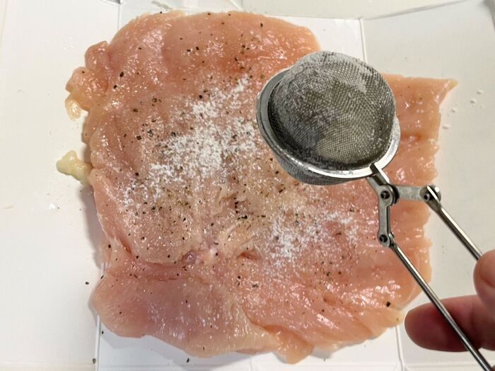 【家事ヤロウ!!!】土井善晴さんの〈鶏むねピカタ〉。1食230円の節約レシピなのに、やわらかくて美味しいんです♡