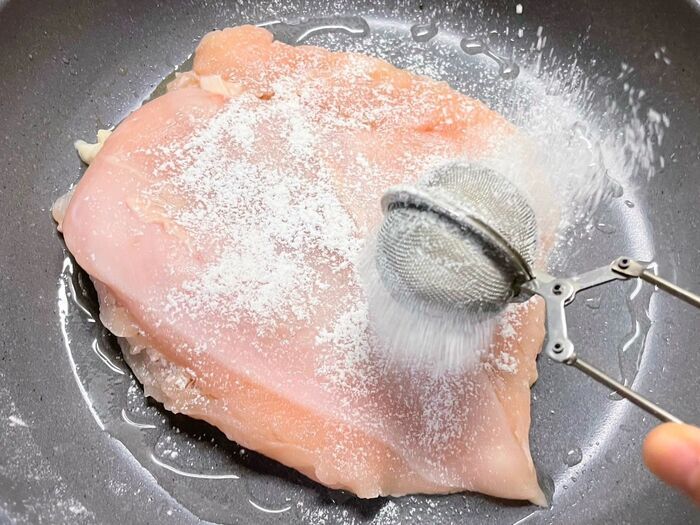 【家事ヤロウ!!!】土井善晴さんの〈鶏むねピカタ〉。1食230円の節約レシピなのに、やわらかくて美味しいんです♡