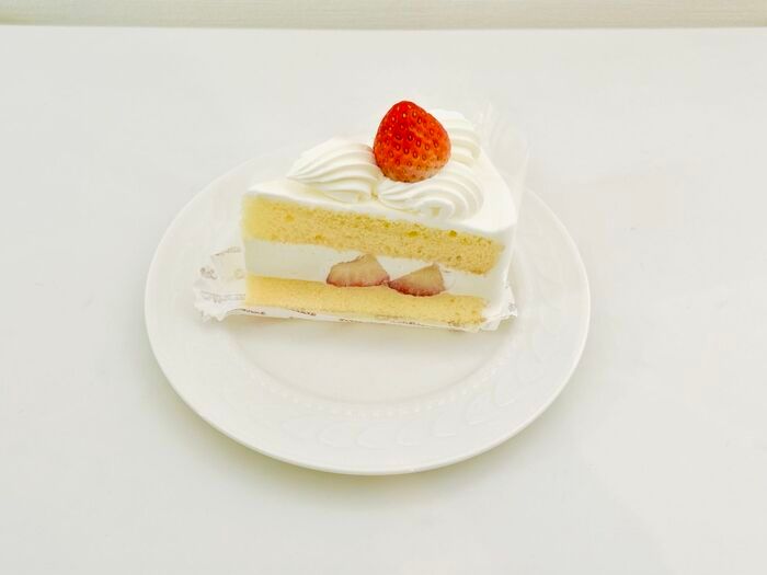 カットケーキの「透明フィルム」手で剥がすの待って！こうすれば指にクリームがつかずキレイに剥がせますよ♪