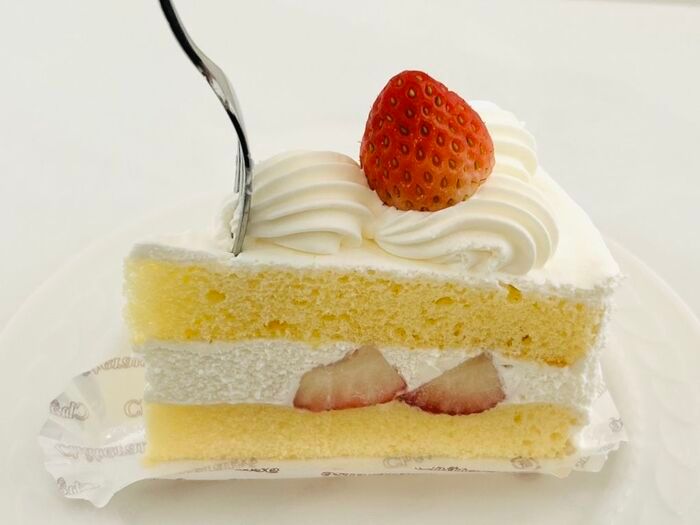 カットケーキの「透明フィルム」手で剥がすの待って！こうすれば指にクリームがつかずキレイに剥がせますよ♪