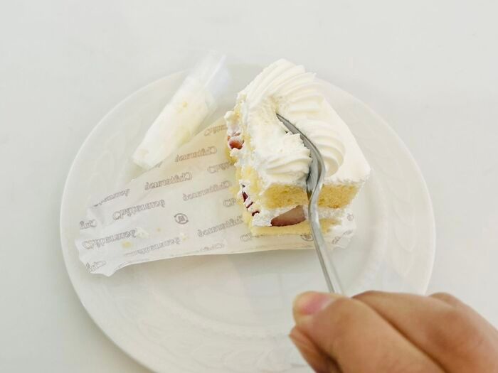 カットケーキの「透明フィルム」手で剥がすの待って！こうすれば指にクリームがつかずキレイに剥がせますよ♪