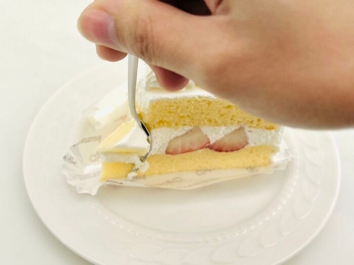 カットケーキの「透明フィルム」手で剥がすの待って！こうすれば指にクリームがつかずキレイに剥がせますよ♪