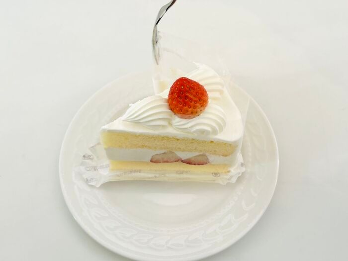 カットケーキの「透明フィルム」手で剥がすの待って！こうすれば指にクリームがつかずキレイに剥がせますよ♪