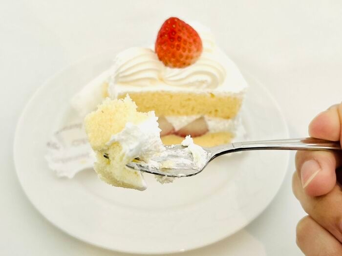 カットケーキの「透明フィルム」手で剥がすの待って！こうすれば指にクリームがつかずキレイに剥がせますよ♪