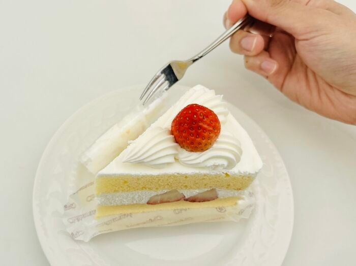 カットケーキの「透明フィルム」手で剥がすの待って！こうすれば指にクリームがつかずキレイに剥がせますよ♪