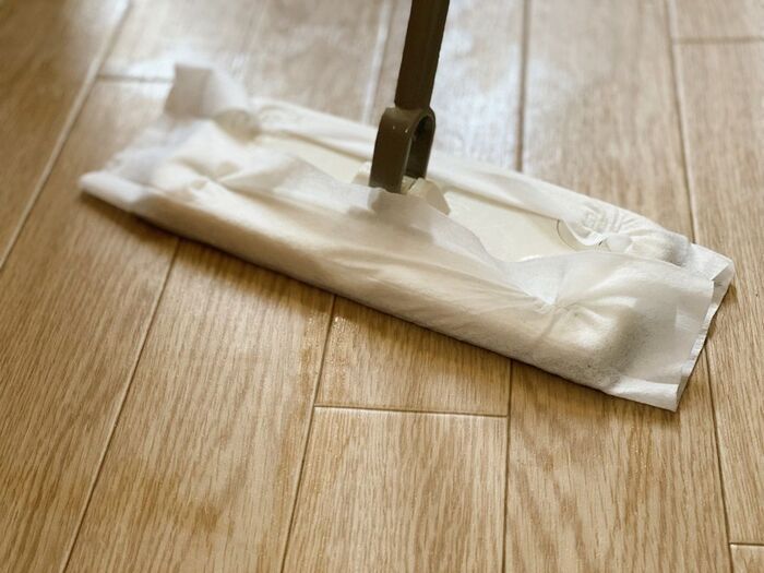 まず「ウェットシートで拭く」はNG！やりがちだけど実はアウトな床掃除