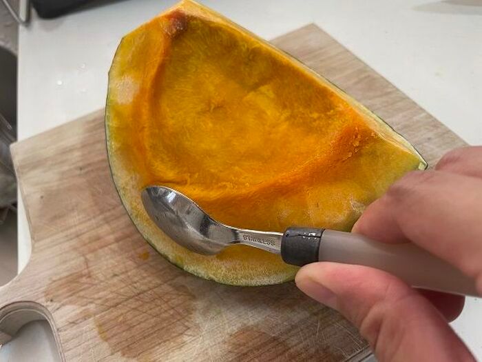 『かぼちゃの皮むき』もう包丁いらない！スプーンで「ツルッ」と剥ける感動ワザがあるんです♡