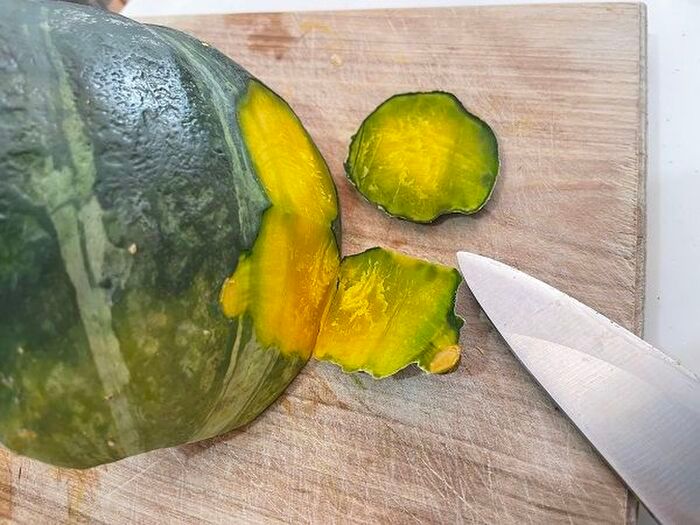 『かぼちゃの皮むき』もう包丁いらない！スプーンで「ツルッ」と剥ける感動ワザがあるんです♡