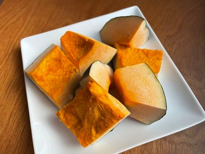 『かぼちゃの皮むき』もう包丁いらない！スプーンで「ツルッ」と剥ける感動ワザがあるんです♡