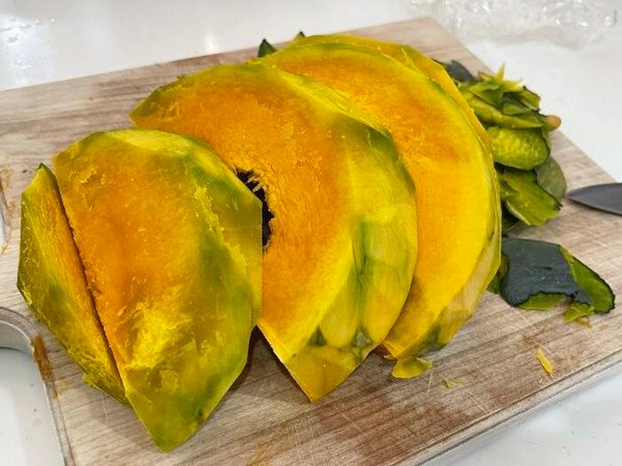 『かぼちゃの皮むき』もう包丁いらない！スプーンで「ツルッ」と剥ける感動ワザがあるんです♡