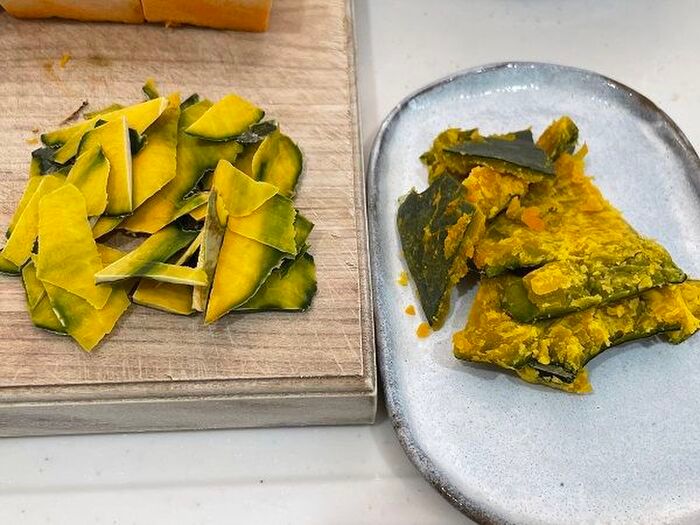 『かぼちゃの皮むき』もう包丁いらない！スプーンで「ツルッ」と剥ける感動ワザがあるんです♡