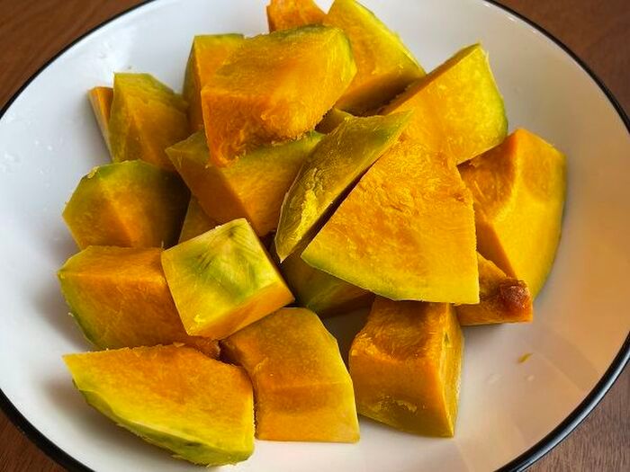 『かぼちゃの皮むき』もう包丁いらない！スプーンで「ツルッ」と剥ける感動ワザがあるんです♡