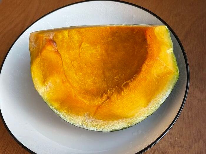 『かぼちゃの皮むき』もう包丁いらない！スプーンで「ツルッ」と剥ける感動ワザがあるんです♡
