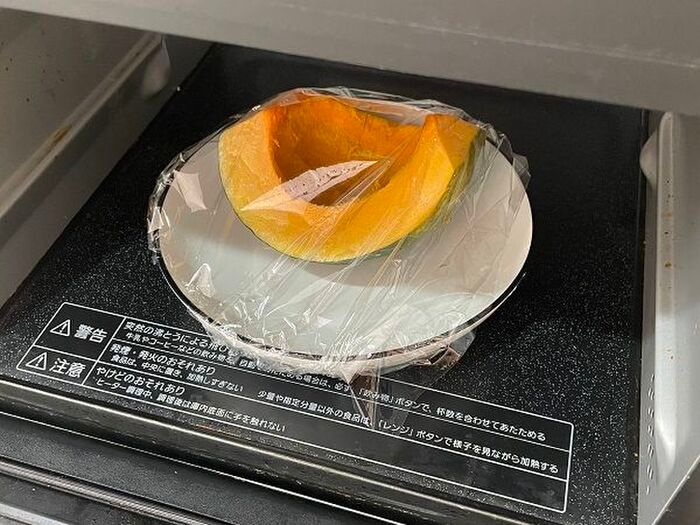 『かぼちゃの皮むき』もう包丁いらない！スプーンで「ツルッ」と剥ける感動ワザがあるんです♡