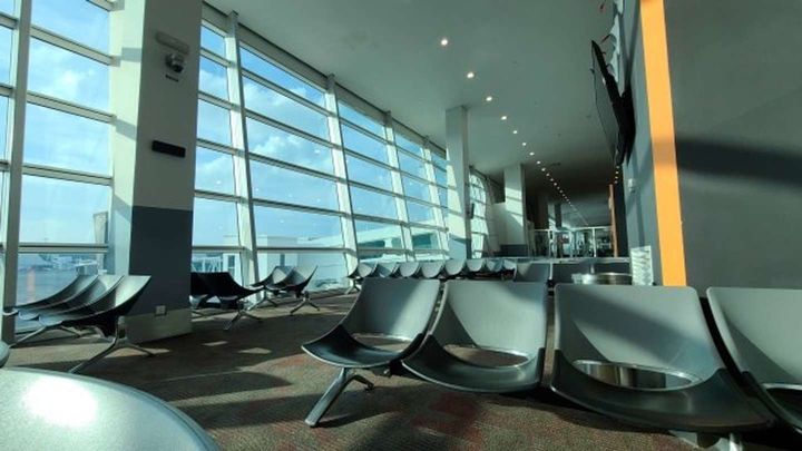 ひとりで飛行機に乗る娘が心配で...（画像はphotoACより）