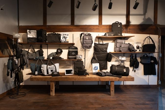 SIMCLEAR FLAG（シムクリア フラッグ） 店内 壁