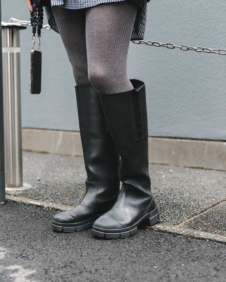 “黒ブーツ”の最旬スタイル5選。冬の装いをクールに引き締めて【TOKYO SNAP】