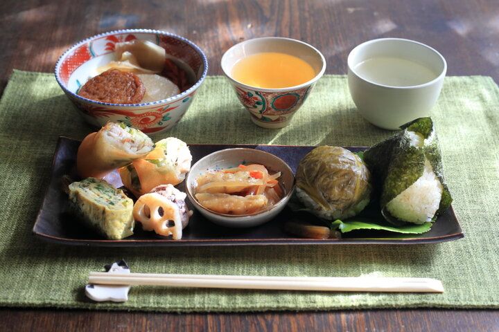 窯元が守る古民家で美しい赤絵の器が彩るランチ＆ティータイム。愛知・犬山「喫茶わん」