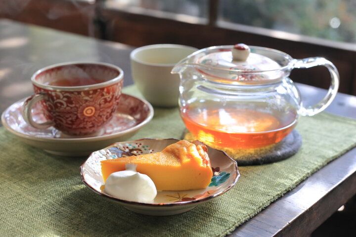 窯元が守る古民家で美しい赤絵の器が彩るランチ＆ティータイム。愛知・犬山「喫茶わん」