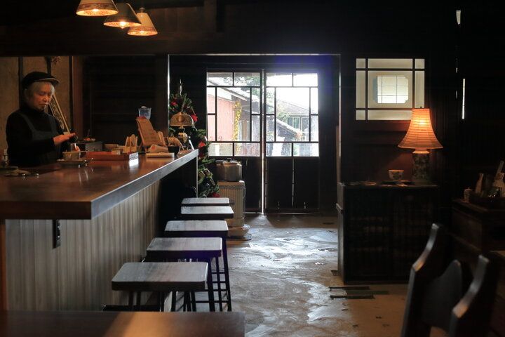 窯元が守る古民家で美しい赤絵の器が彩るランチ＆ティータイム。愛知・犬山「喫茶わん」