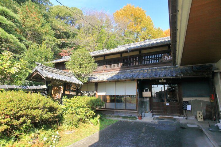 窯元が守る古民家で美しい赤絵の器が彩るランチ＆ティータイム。愛知・犬山「喫茶わん」