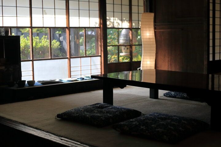 窯元が守る古民家で美しい赤絵の器が彩るランチ＆ティータイム。愛知・犬山「喫茶わん」