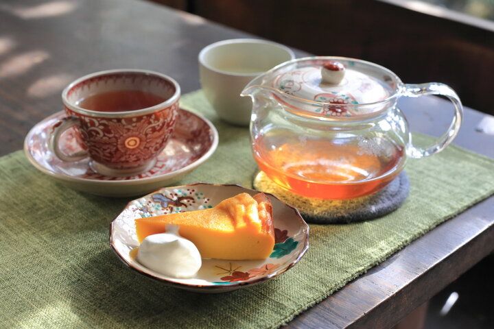 窯元が守る古民家で美しい赤絵の器が彩るランチ＆ティータイム。愛知・犬山「喫茶わん」