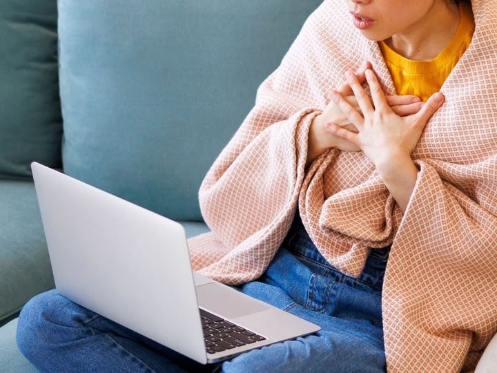 【医師が解説】インフルエンザ流行期、オンライン診療を活用すれば、迅速な受診と治療の開始につなげられます。費用の仕組み、処方日数の考え方、抗原検査の準備、オンライン診療に向いている症状・向かない症状まで、利用前に知っておきたいポイントを解説します。（※画像：Shutterstock.com）