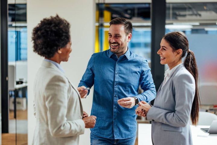 同僚と楽しく会話する男性