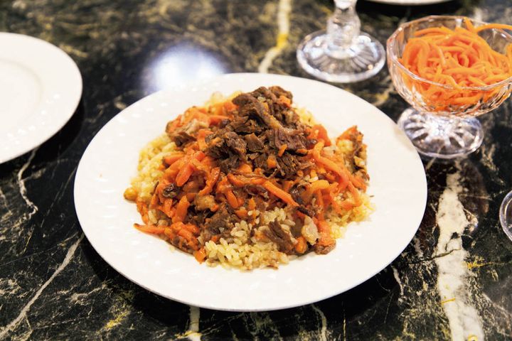 ニンジンと牛肉がのった「プロフ」