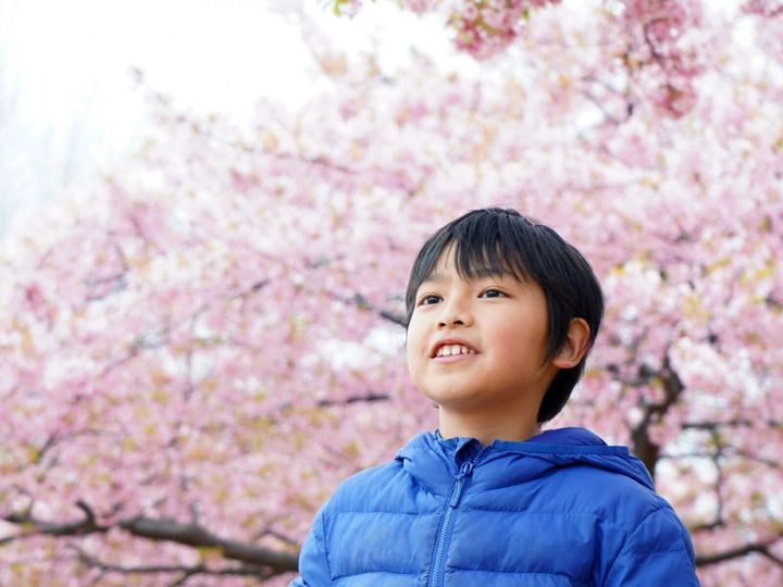 仕事と子育てに追われるシングルマザーとして忙しい日々を送る原田さんは、学習意欲に波のある息子に寄り添い続けました。悩みや葛藤を抱えつつも伴走をやめず、諦めない心を育みながら倍率4.17倍の難関校に合格。そんな親子の参考にしたい中学受験記。