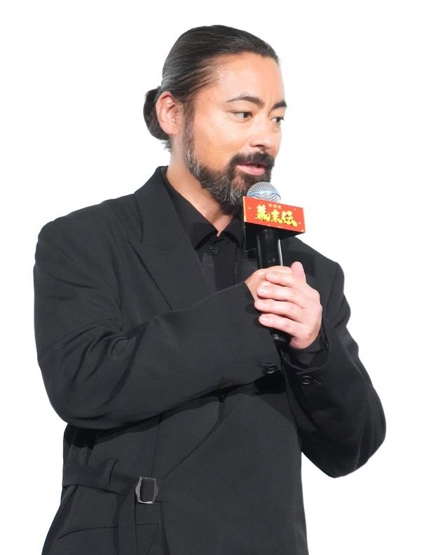 桂小五郎役の山田孝之はムロへの花束を持って登場