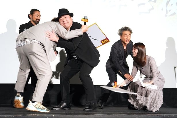 【写真を見る】これは舞台挨拶です！突然相撲を始める佐藤二朗と福田雄一監督にステージ上は大荒れ？！