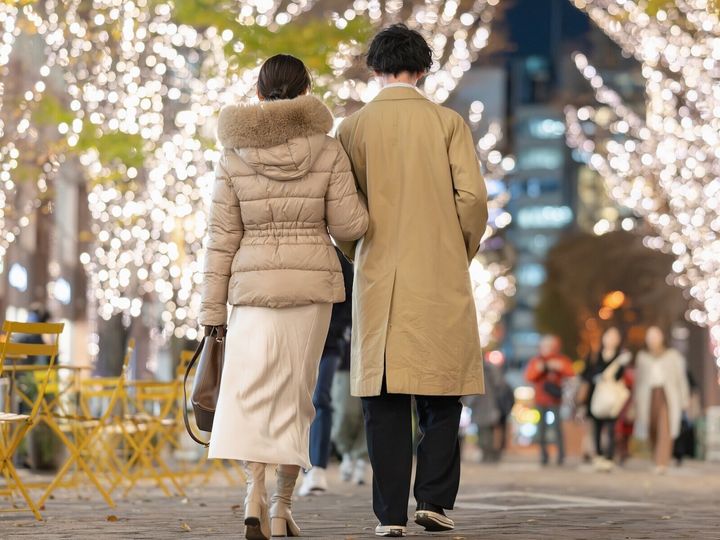 誕生日やクリスマス、年末年始は、家族や恋人と過ごす特別な日。そんな日を「一人で過ごすのは耐えられない」という人もいれば、一人が好きで他人の目を気にしない人もいる。どこに幸せの基準を置くかは人それぞれだ。※サムネイル画像：PIXTA