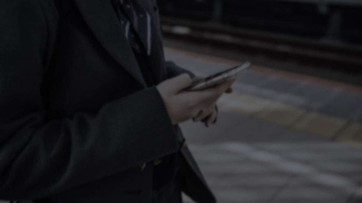 冬の夜、電車で（画像はphotoAC）