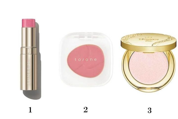 １ルナソル ブラッシ ュスティック EX02 ￥4,950（限定発 売）／カネボウ化粧品 ２トーン ペタル フロート ブラッシュ 05 ￥3,300 ３エレガンス スリーク フェイス N PK 107 ￥3,300／エレガンス コスメティックス