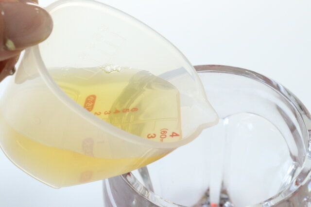 上から量れる耐熱計量カップ（60mL） 注ぎ口