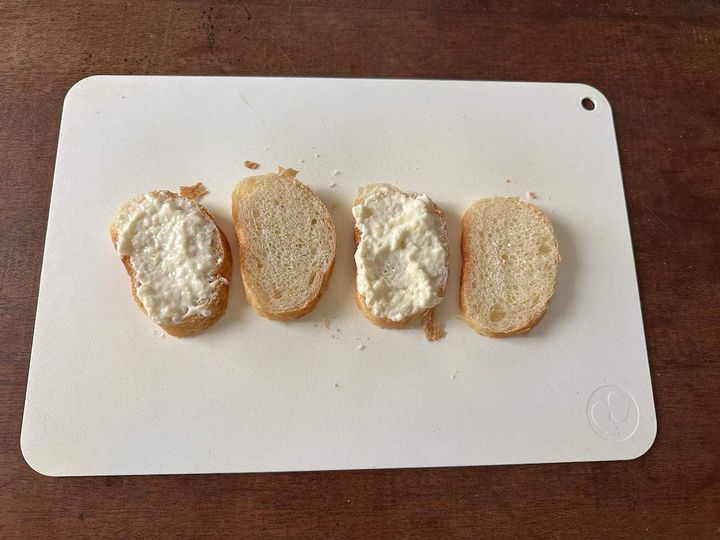 パンにホワイトソースを塗っている写真