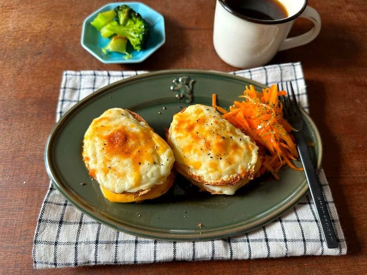 クロックムッシュににんじんサラダ、焼いたブロッコリーが添えられた朝ごはんの1枚