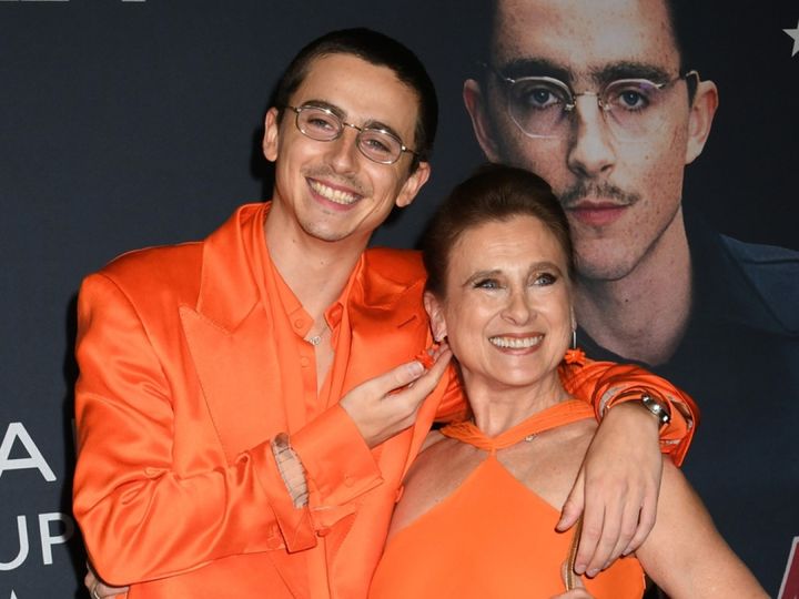 ティモシー・シャラメ、今度は母とオレンジコーデ （C）AFLO width=