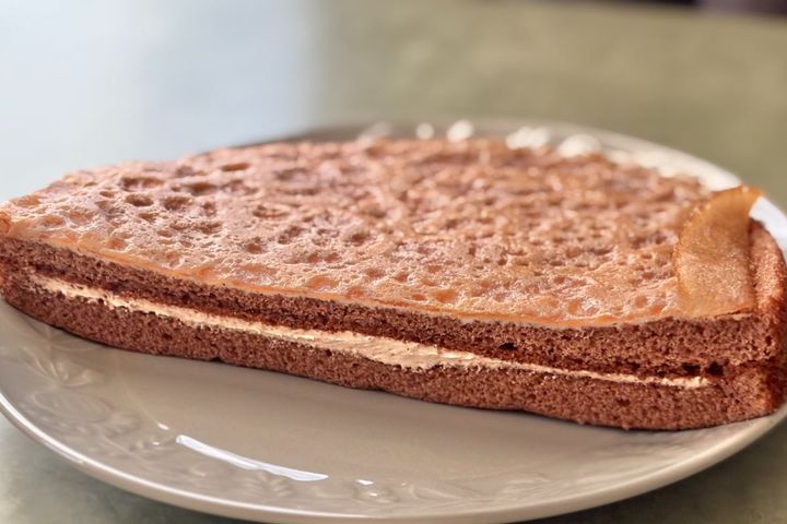 2種の生地が意外と好相性！【ローソン】に全部チョコのおやつが新登場