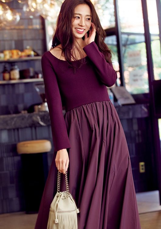 ウエストマークされたワンピースを着ている江藤百香さん