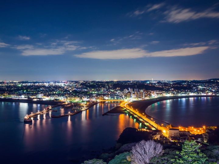 All About ニュース編集部が全国250人を対象に実施した夜景スポットに関するアンケートの調査結果から、好き＆行ってみたい「神奈川県の夜景スポット」ランキングを発表！ 2位「江の島シーキャンドル」を抑えた1位は？