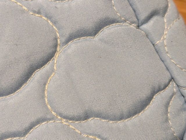 雲モチーフのキルティング生地アップ