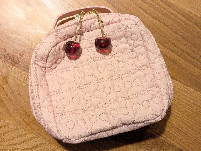 Liquem さくらんぼチャーム付きキルティングポーチ 全体