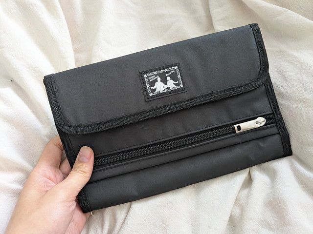 効率厨ポーチ 折りたたみ時のフロントポケットとロゴ